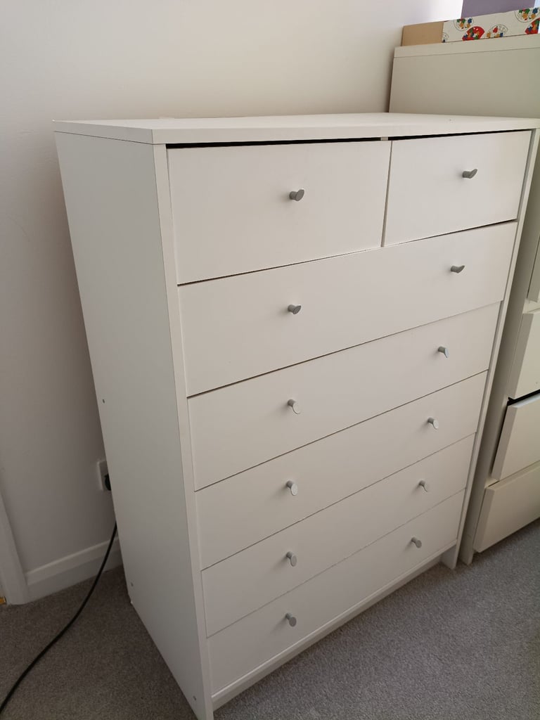 White chest of drawers