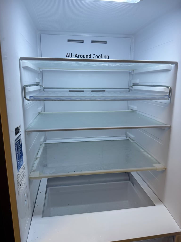 EXCELLENT CONDITION - Samsung RB34T632ESA/EU 70/30 Fridge Freezer - Silver - COLLECTION ONLY