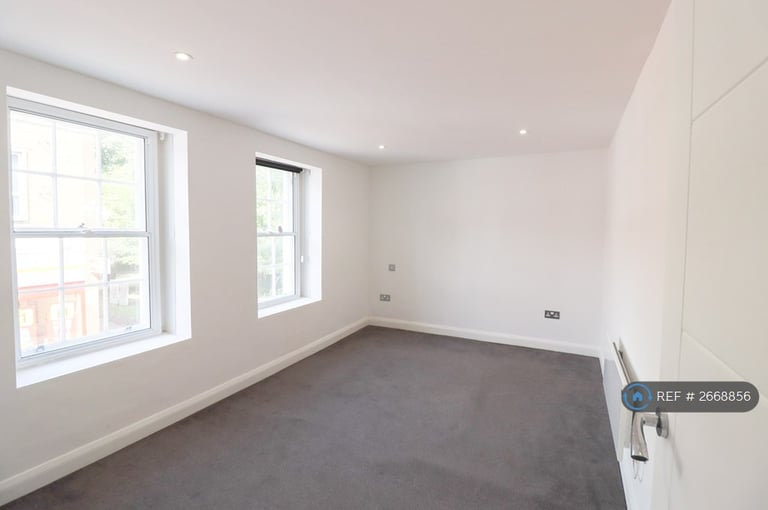 2 bedroom flat in High Street, Sittingbourne, ME10 (2 bed) (#2668856)