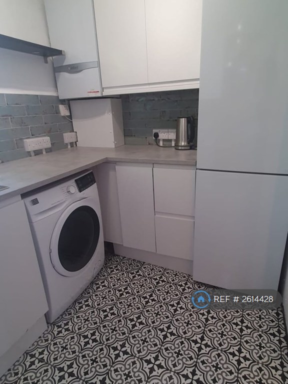 3 bedroom flat in Matilda House, London, E1W (3 bed) (#2614428)