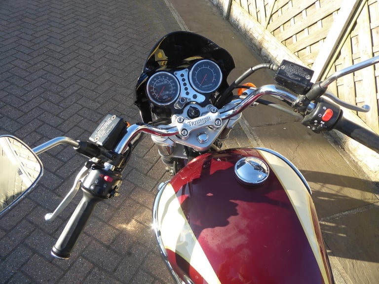 TRIUMPH THUNDERBIRD 900 N REG OWNERS AND SERVICE BOOK VERY CLEAN BIKE