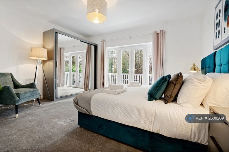 3 bedroom house in Castle Street, Bletchingley, Redhill, RH1 (3 bed) (#2639209)