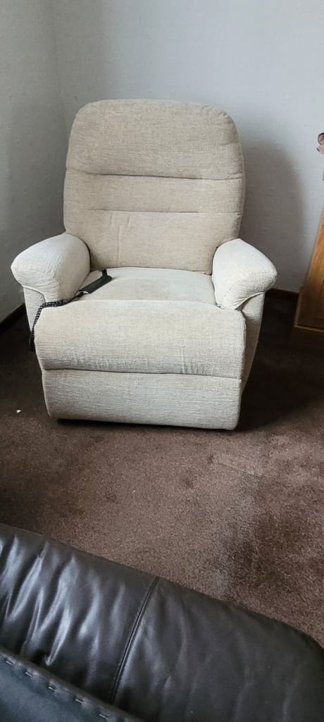 Reclining riser chair 