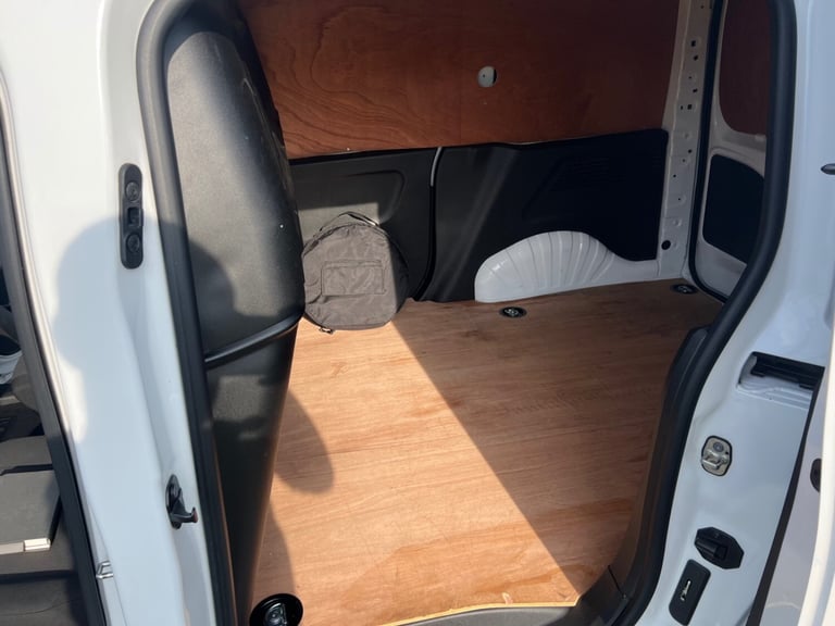 VAUXHALL COMBO-E 2300 100kW 50kWh DYNAMIC AUTOMATIC L1 VAN 71 REG 12,800 MILES