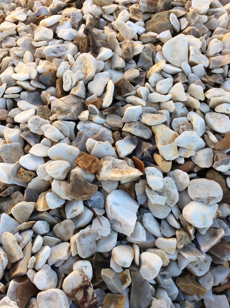 Bulk bags of 20 mm York cream ( cotters gold ) garden and driveway chips/ gravel/ stones 