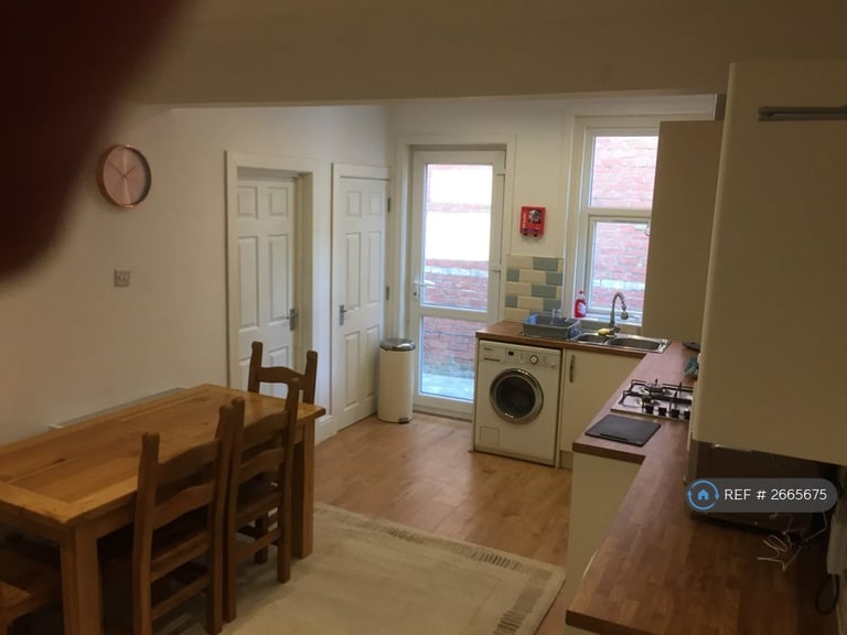 5 bedroom house in Abbott Road, Bournemouth, BH9 (5 bed) (#2665675)