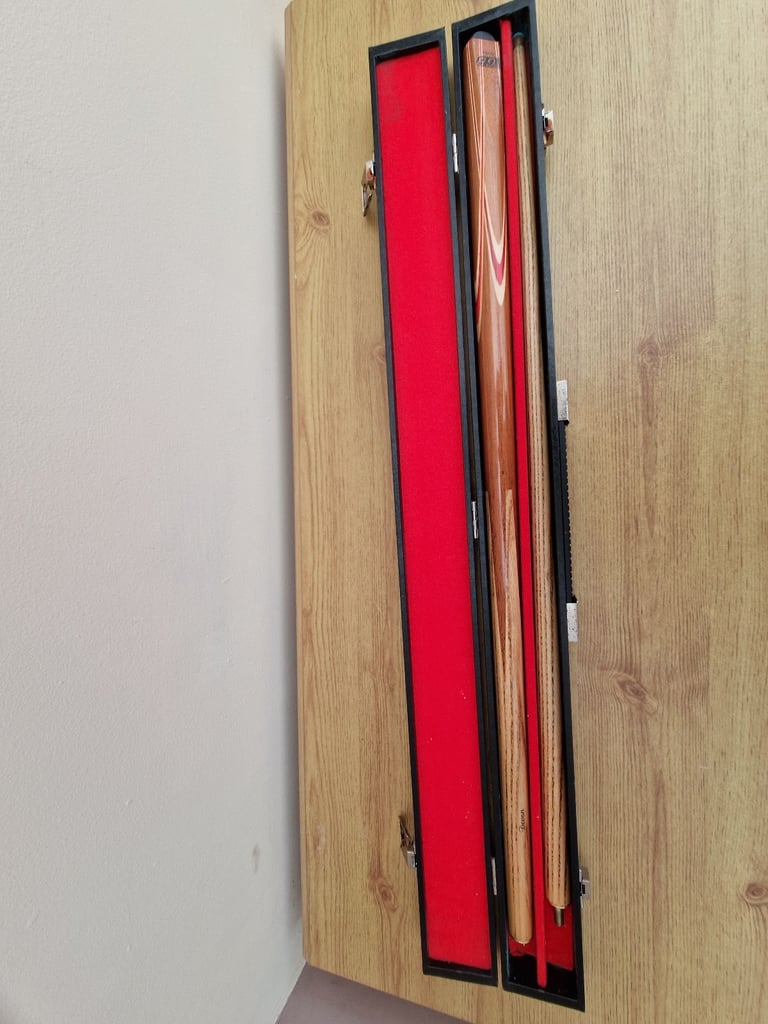 image for 57" snooker cue in hard case.