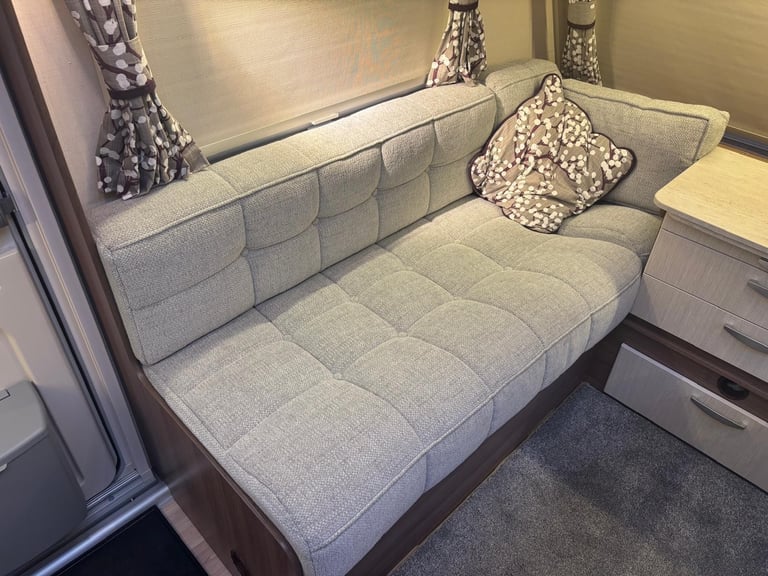 2019 VENUS 570-4, LIGHT WEIGHT FIXED BED, ONE OWNER, MOVER, ............NOW SOLD