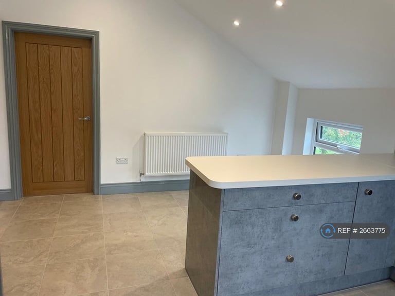 2 bedroom flat in Clay Hill, Beenham, Reading, RG7 (2 bed) (#2663775)