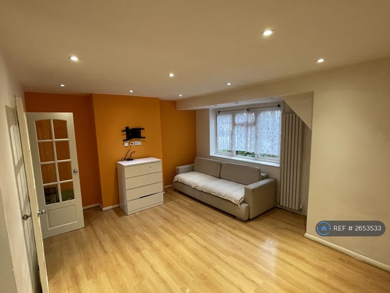 2 bedroom flat in Alpine Walk, Stanmore, HA7 (2 bed) (#2653533)