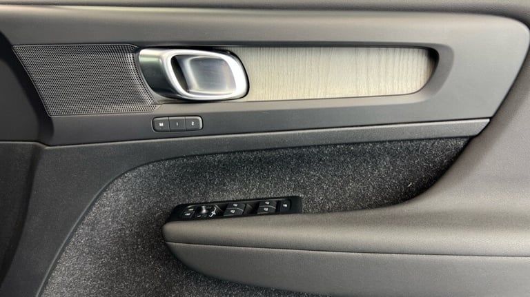 2021 Volvo XC40 Inscription, B4 mild hybrid (Rear Camera,  Black Leather Interior) Estate Petrol ...