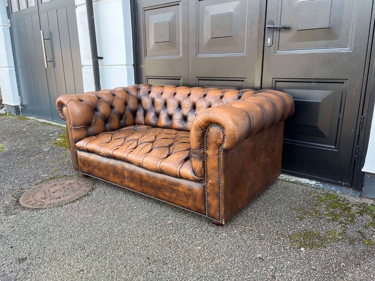 Stunning Fully buttoned Whisky Brown Leather Chesterfield 2-Seater Club Sofa