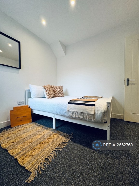 8 bedroom house in Margate Road, Southsea, PO5 (8 bed) (#2662763)