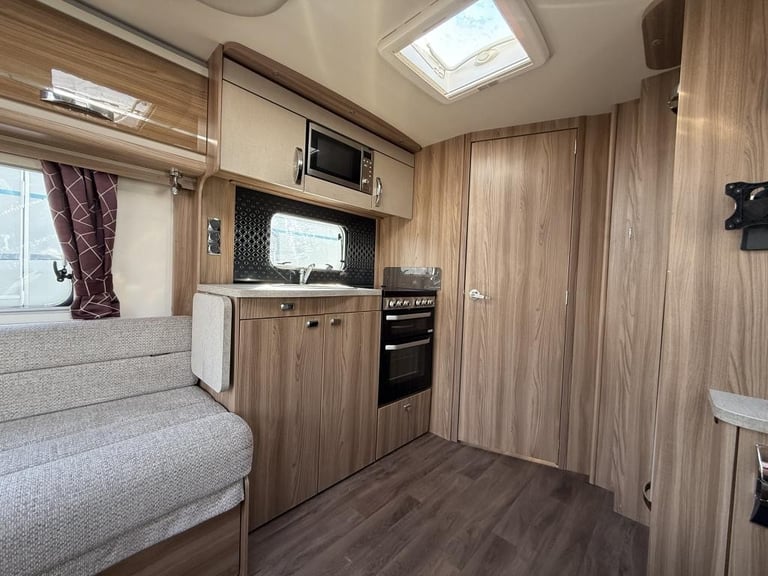 2020 SWIFT Challenger x835 4 Berth fixed island bed