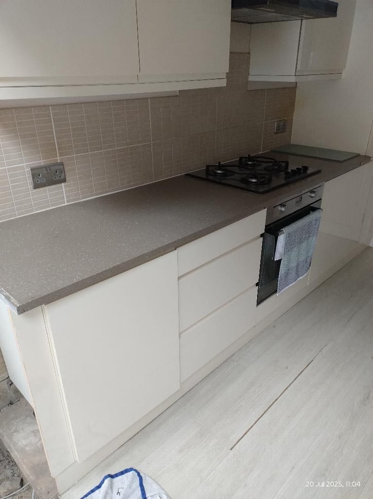 image for BARGAIN - KITCHEN DOORS FOR SALE - GLOSS CREAM - INTEGRATED J PULL HANDLES