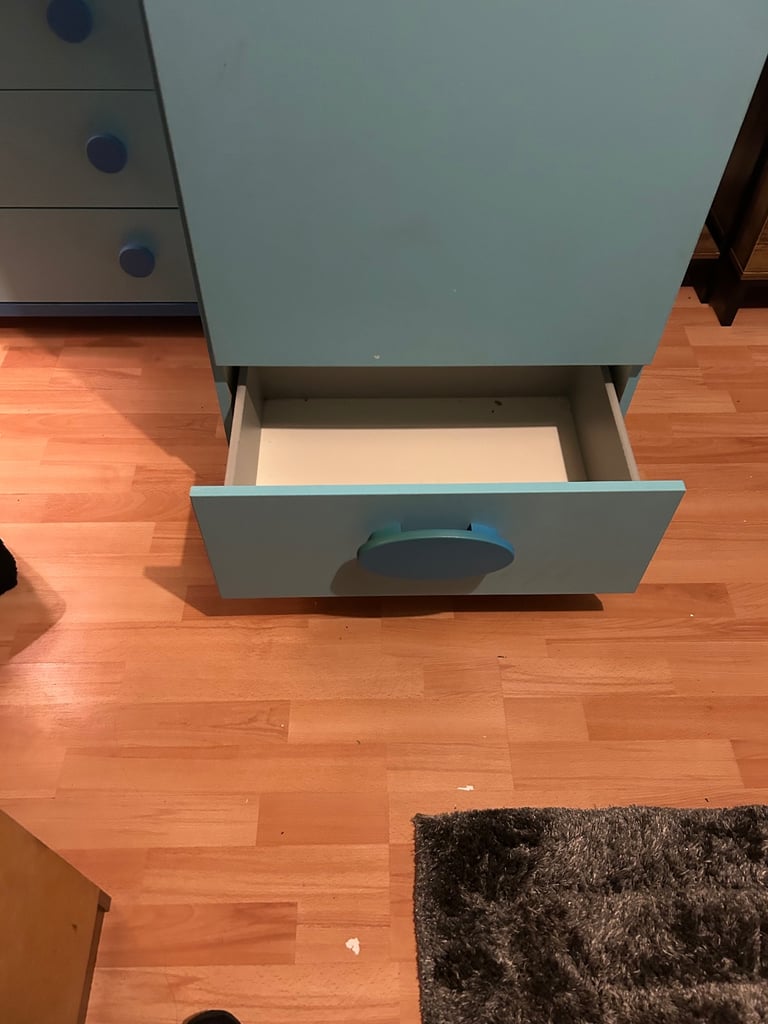 Wardrobe and chest of drawers 