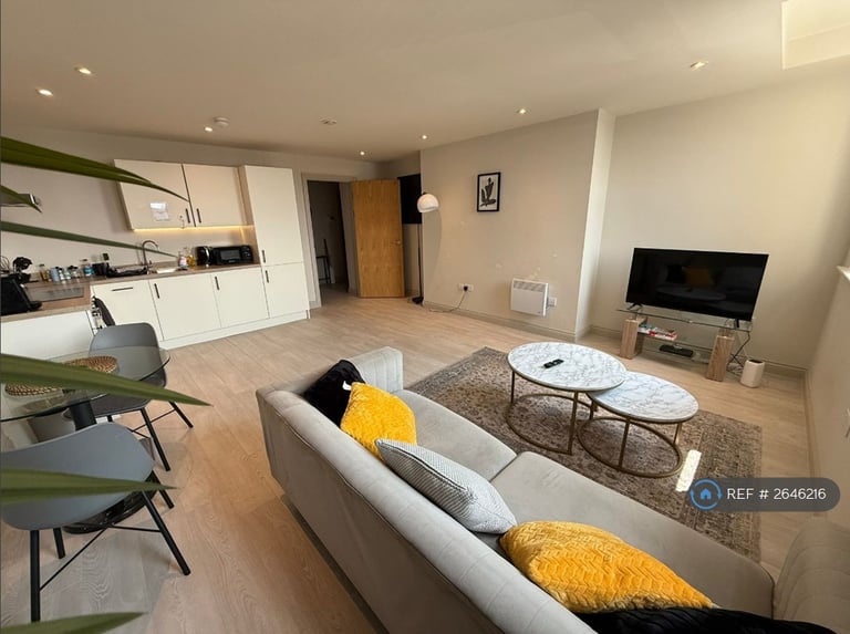 1 bedroom flat in Centenary House, Leeds, LS2 (1 bed) (#2646216)