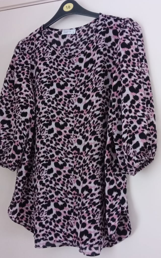 image for LADIES TOP SIZE 16