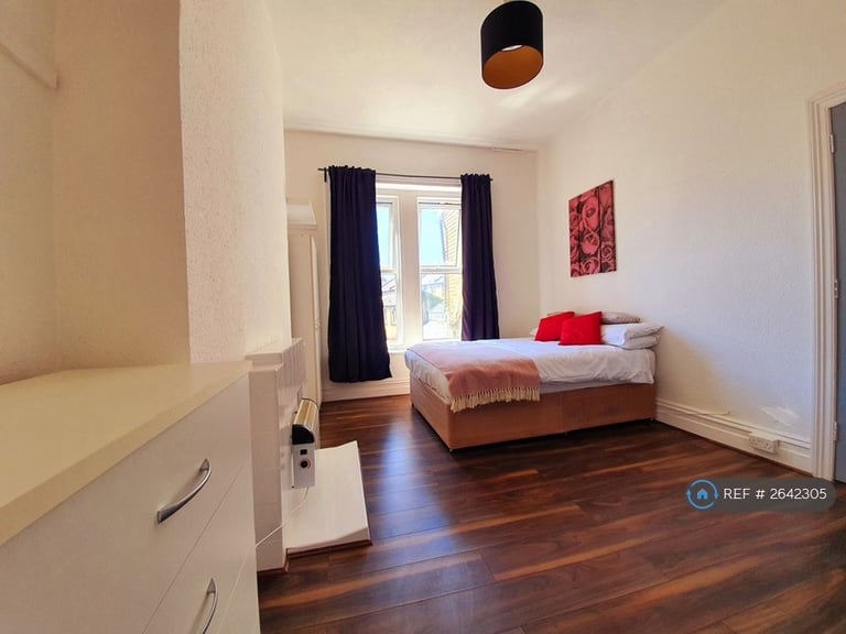 Studio flat in Westbourne, Dorset, BH4 (#2642305)