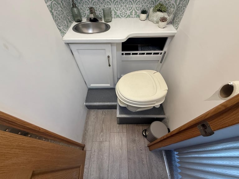 FourWinds Chateau Sport 7 Berth 7 Seatbelts 2006 American RV Motorhome For Sale 