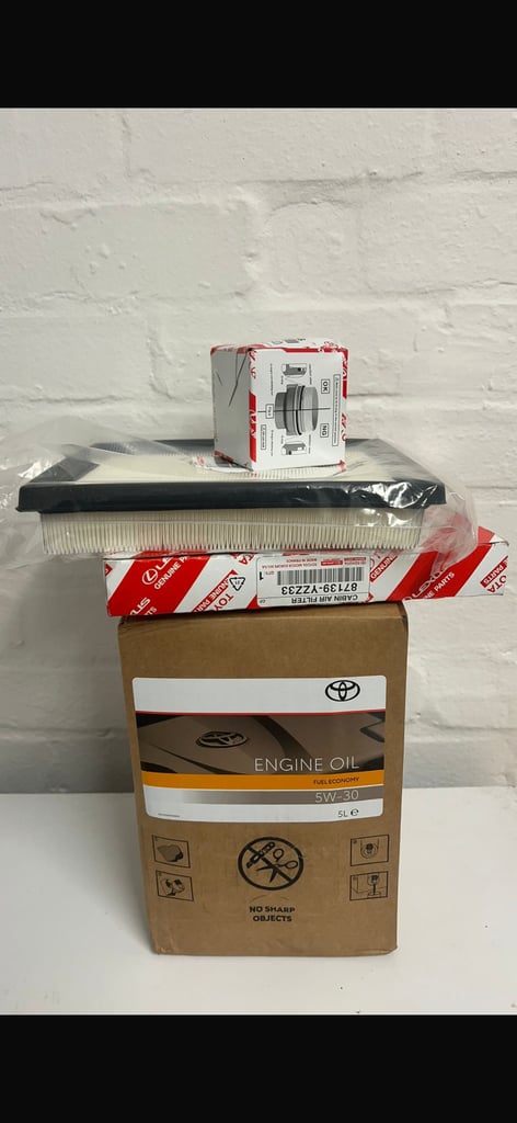image for GENUINE TOYOTA PRIUS SERVICE KIT with OIL
