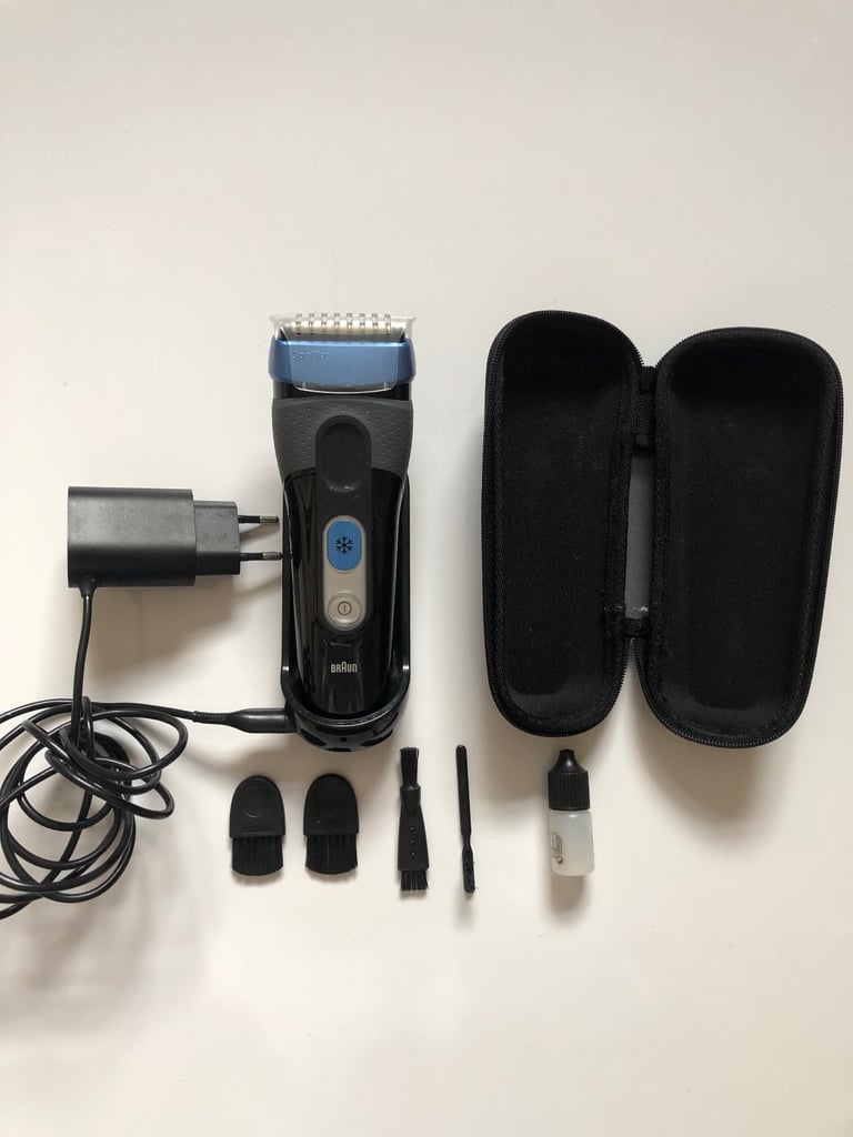  Braun Black CoolTec  Men’s Electric Razor Charging unit, carrying case and cleaning brushes. 