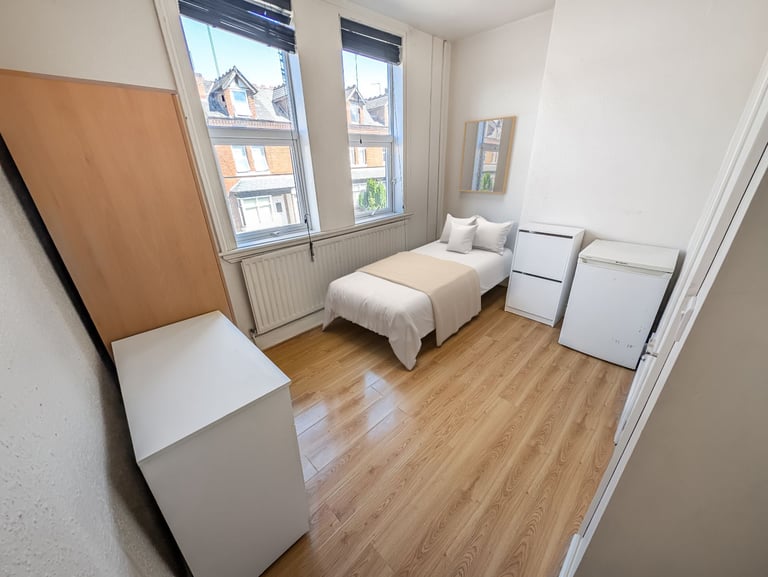 Shared House - DSS Only - All Ensuites. 5 mins to the high street