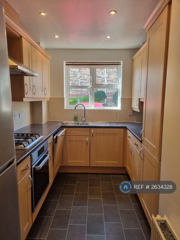 2 bedroom flat in Sycamore Chase, Pudsey, LS28 (2 bed) (#2634328)
