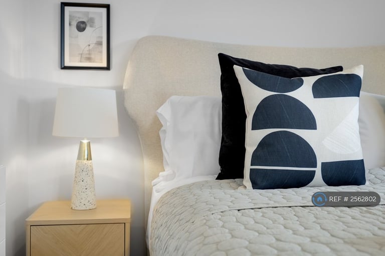 3 bedroom house in Green Park Village, Reading, RG2 (3 bed) (#2562802)