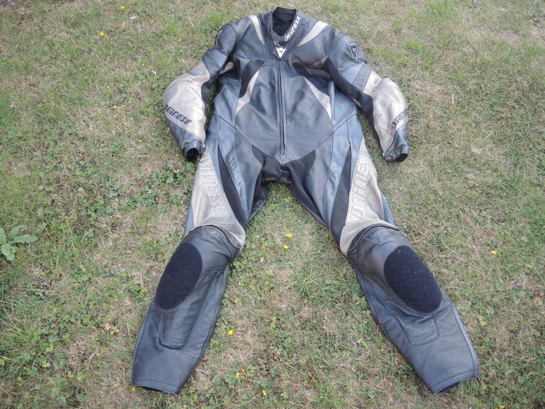 DAINESE LEATHER BIKE SUIT MEDIUM OR LARGE VIRTUALLY AS NEW 