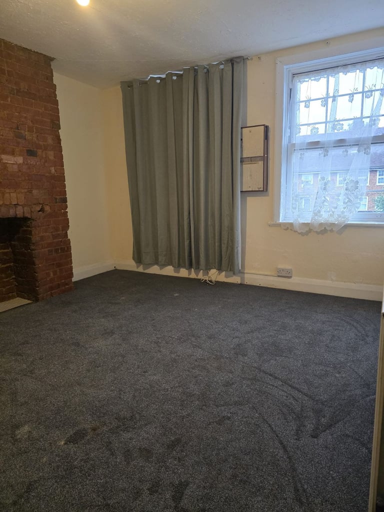 Spacious Double Rooms available in a well-maintained 4-bed flat located on London Road SM3.