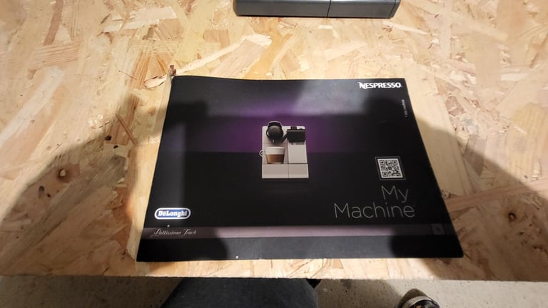 Delonghi Nespresso pod coffee machine EN560.B