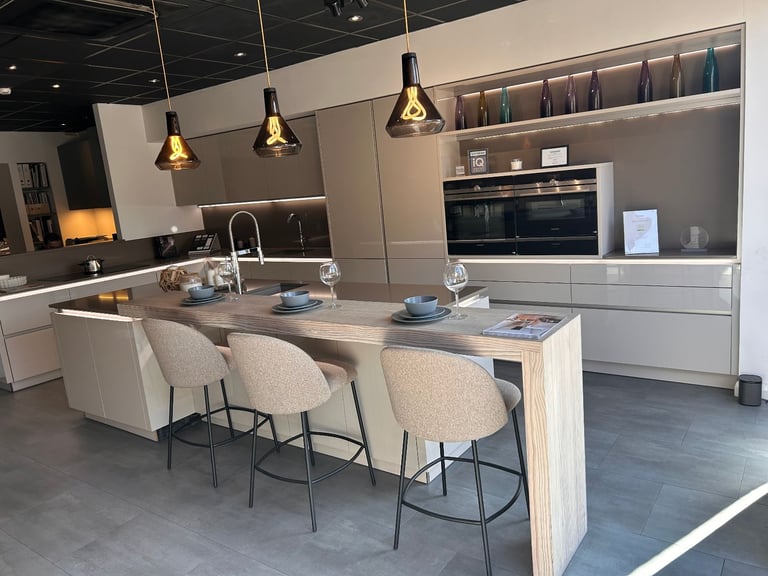 60% OFF - Sahara Lux Ex-display Kitchen for sale + Siemens Appliances & Quartz Worktop included