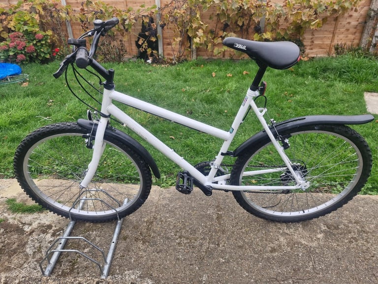 GIRLS LADIES WOMES ADULTS WHITE 26 INCH WHELLS 21 INCH FRAME 18 SPEED BIKE BICYCLE