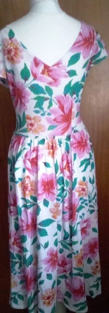 80's White Large Floral Print Scoop Neck Summer Dress. Size 8 -10.POST OR COLLECT