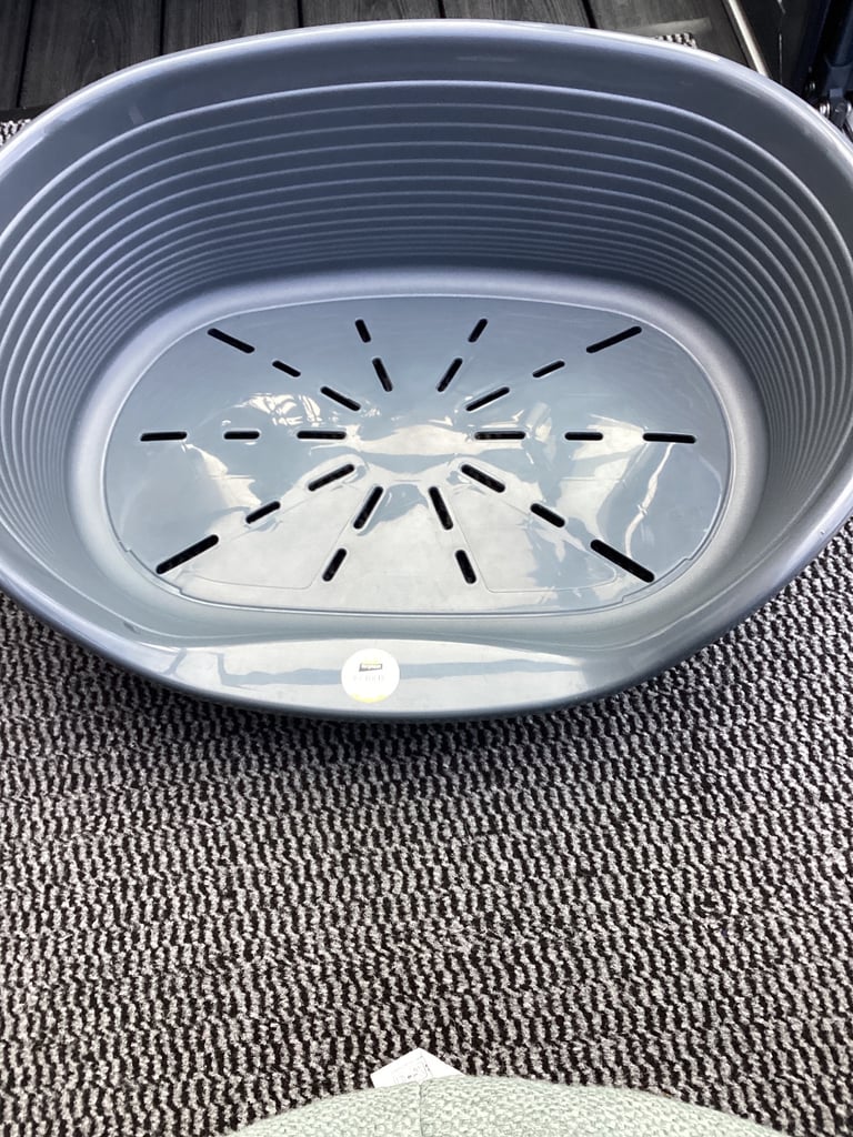  Brand new unused Small cat/ puppy bed by Scruffs also  small hard plastic bed £20 for both