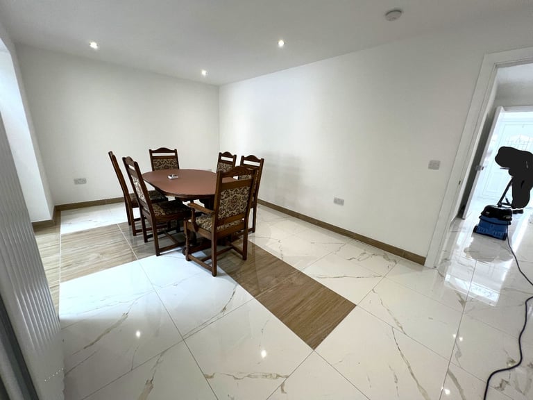 Out class spacious 5 bedrooms semi-detached house in Bakingside, Ilford --Company let allowed