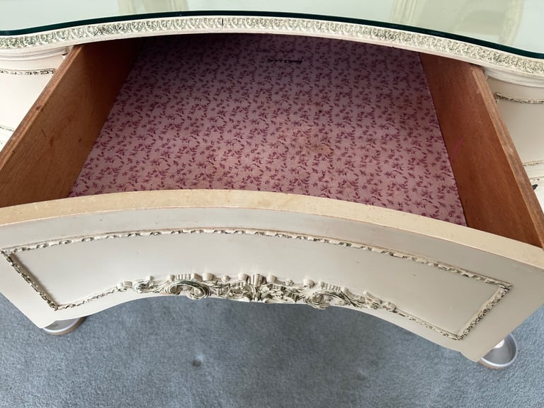 Dressing table