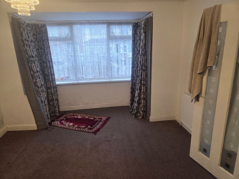 4 to 5 beds house to let