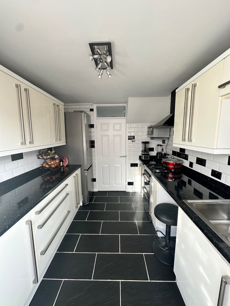 (Bills Included) Spacious Double Room to Rent in Hornchurch 