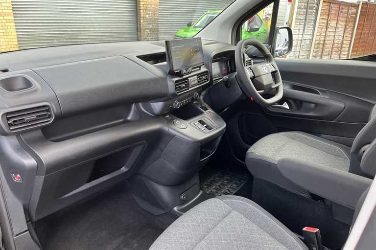 2025 Vauxhall Combo Life Electric 52kWh Design XL MPV 5dr Electric Auto (7.4kW Charger) (136 ps) ...
