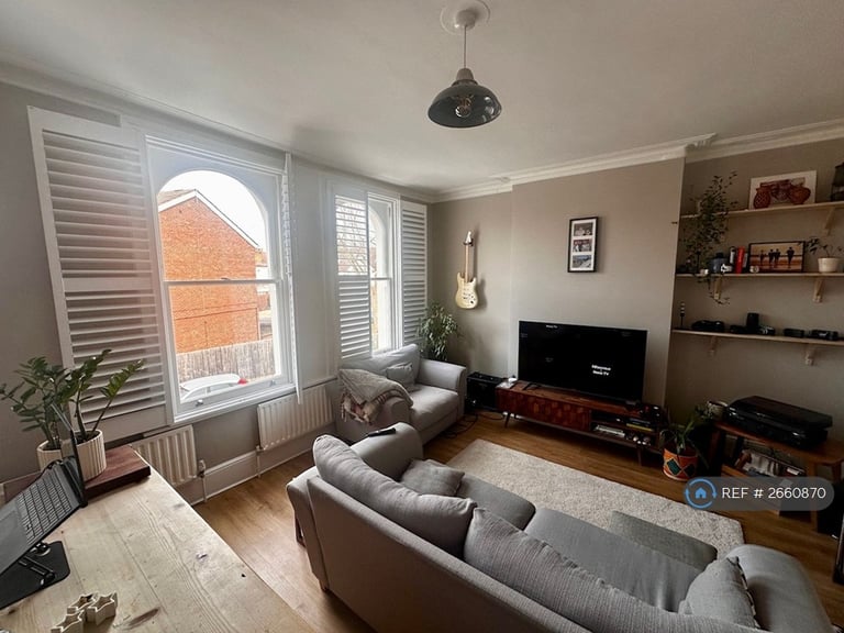 2 bedroom flat in Heathfield North, Twickenham, TW2 (2 bed) (#2660870)