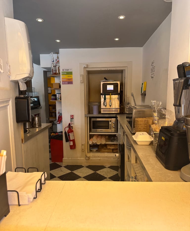 CAFE to rent Perth City Centre @ £250per week.