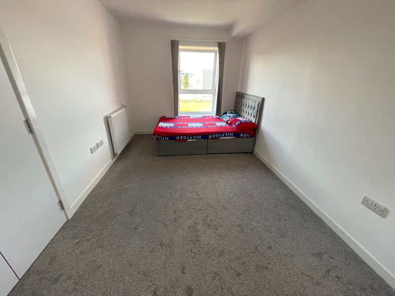 A spacious room available in a 2 bedroom apartment.
