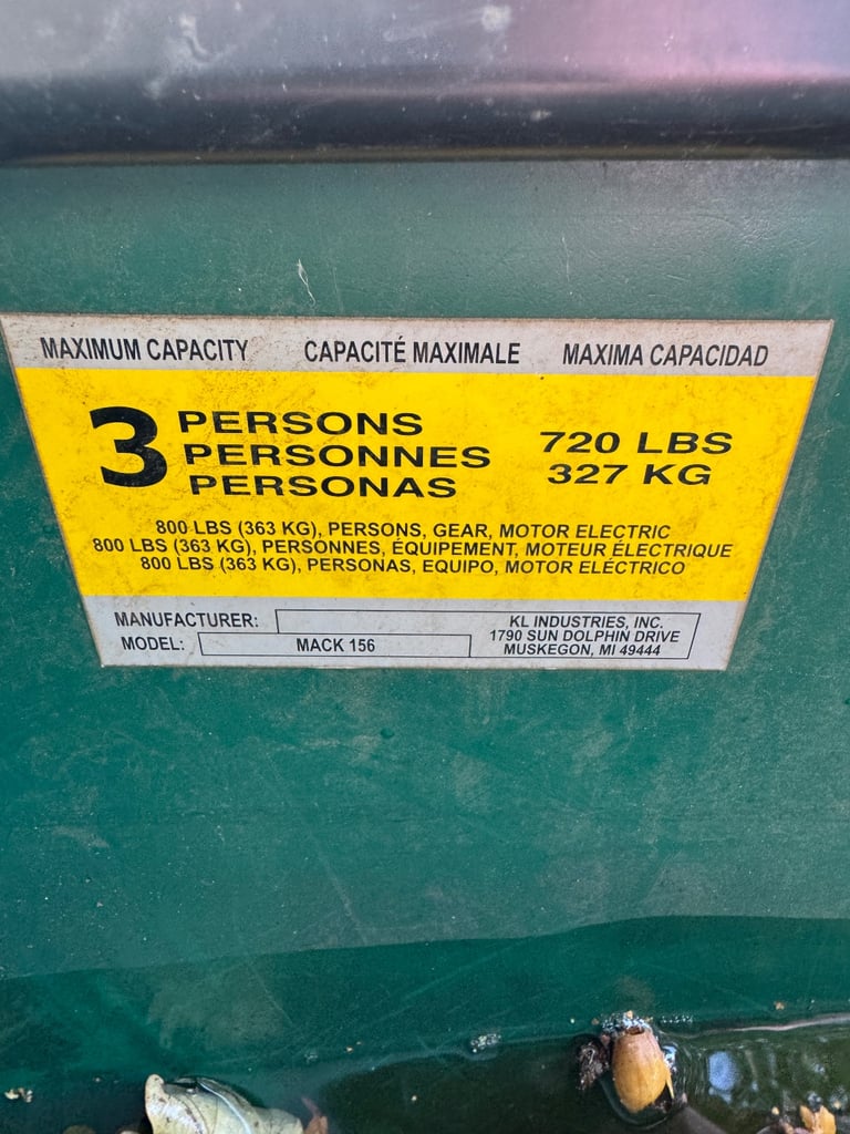 Canadian Canoe 17 ft long ( 3 person )