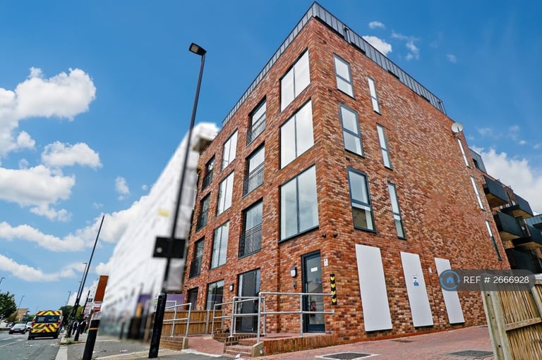 2 bedroom flat in Staines Road, Hounslow, TW4 (2 bed) (#2666928)