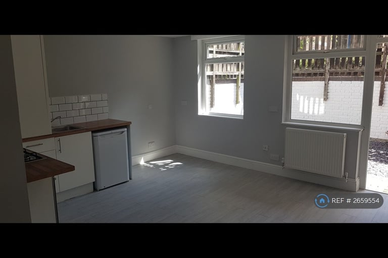 1 bedroom flat in Reginald Road, London, SE8 (1 bed) (#2659554)