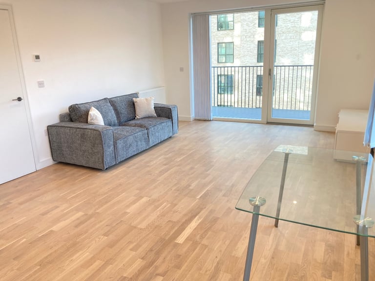 New Build Quality Lift Concierge Balcony Flat 2 Bed 2 Bath Gardens Gym Lounge Cinema Near Rail Bus