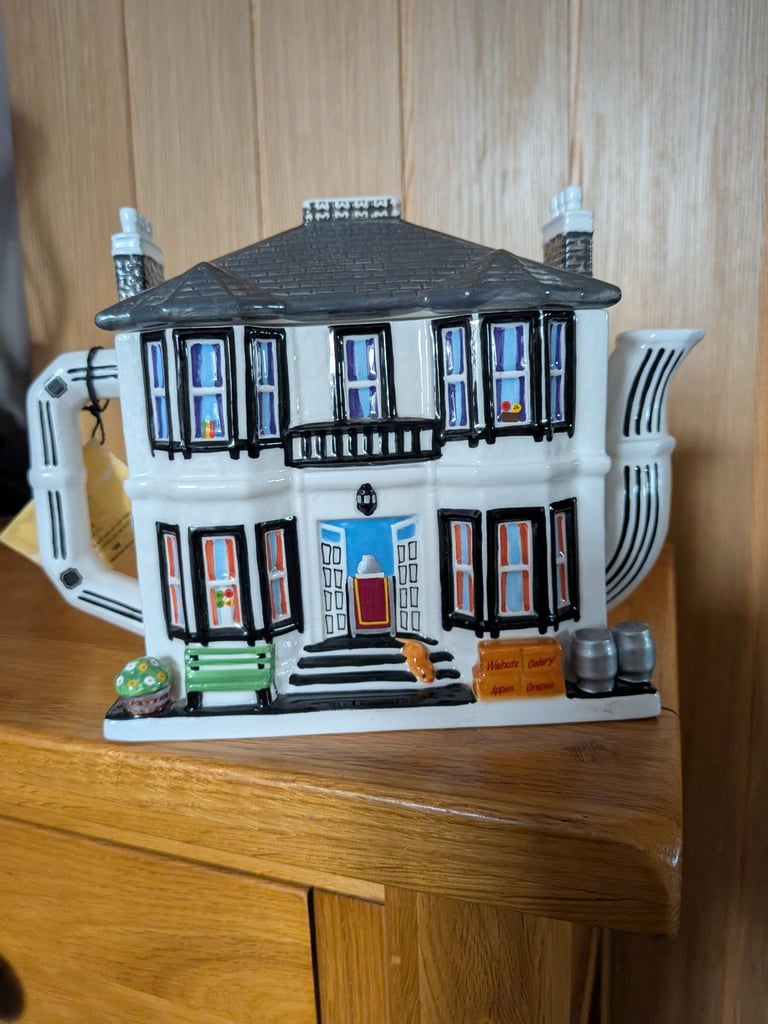 Faulty towers teapot