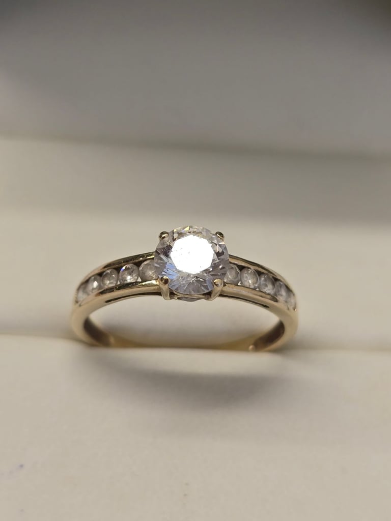 9CT CUBIC ZICONIA SOLITAIRE WITH CZ SHOULDERS